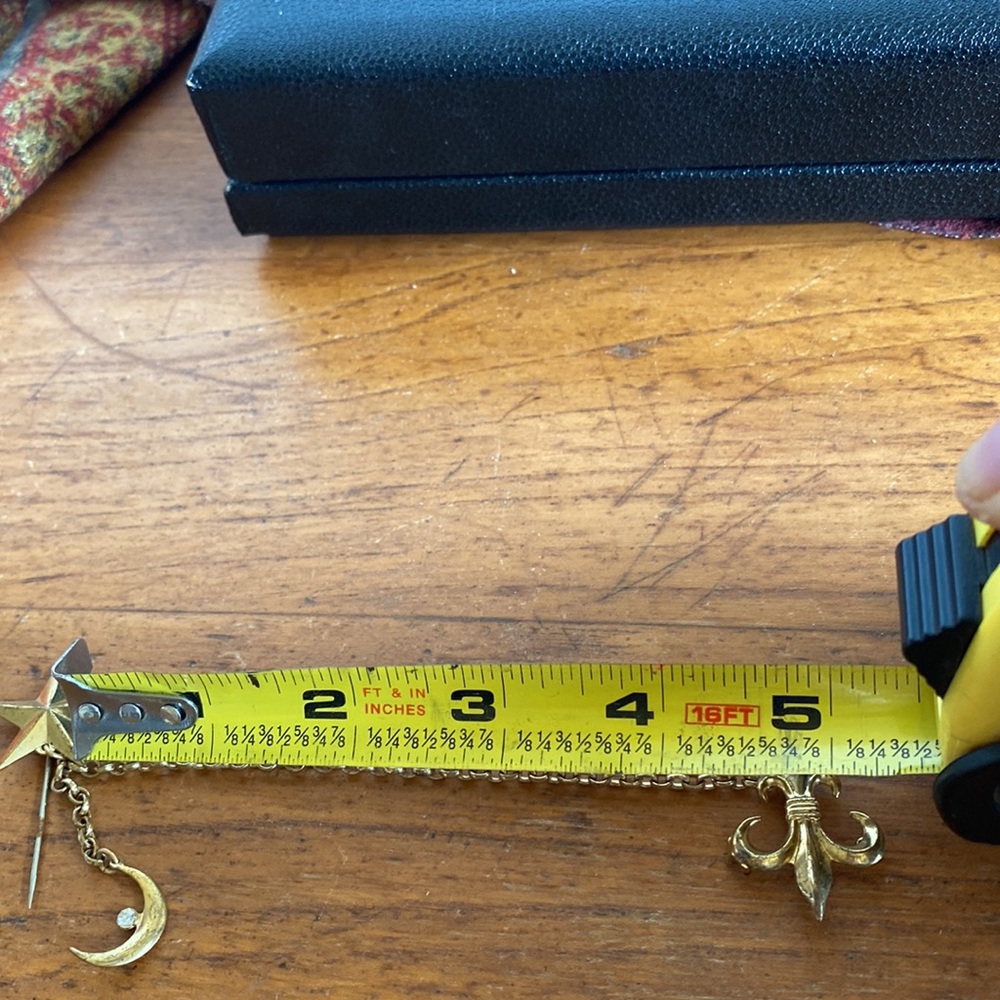 Vintage gold tone star, moon and Fleur de lis sweater pin with rolo link chain - Picture 8 of 11